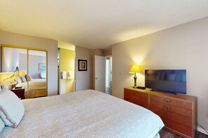 2 bedrooms, WiFi, bed sheets - Cute Beach-View Condo with Pool & Game Room | Across the Street from Ocean (Myrtle Beach)