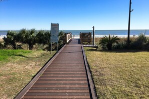 Property grounds - Cute Beach-View Condo with Pool & Game Room | Across the Street from Ocean (Myrtle Beach)
