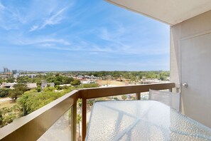 Property grounds - Cute Beach-View Condo with Pool & Game Room | Across the Street from Ocean (Myrtle Beach)
