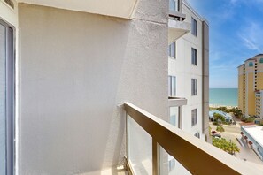 Property grounds - Cute Beach-View Condo with Pool & Game Room | Across the Street from Ocean (Myrtle Beach)