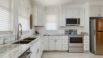 Refrigerador, microondas, horno y parrilla de estufa