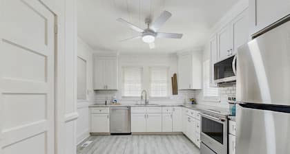 Oceanfront 6 bedroom - Dog Friendly - Near Village Square & Downtown