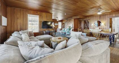 Oceanfront 6 bedroom - Dog Friendly - Near Village Square & Downtown