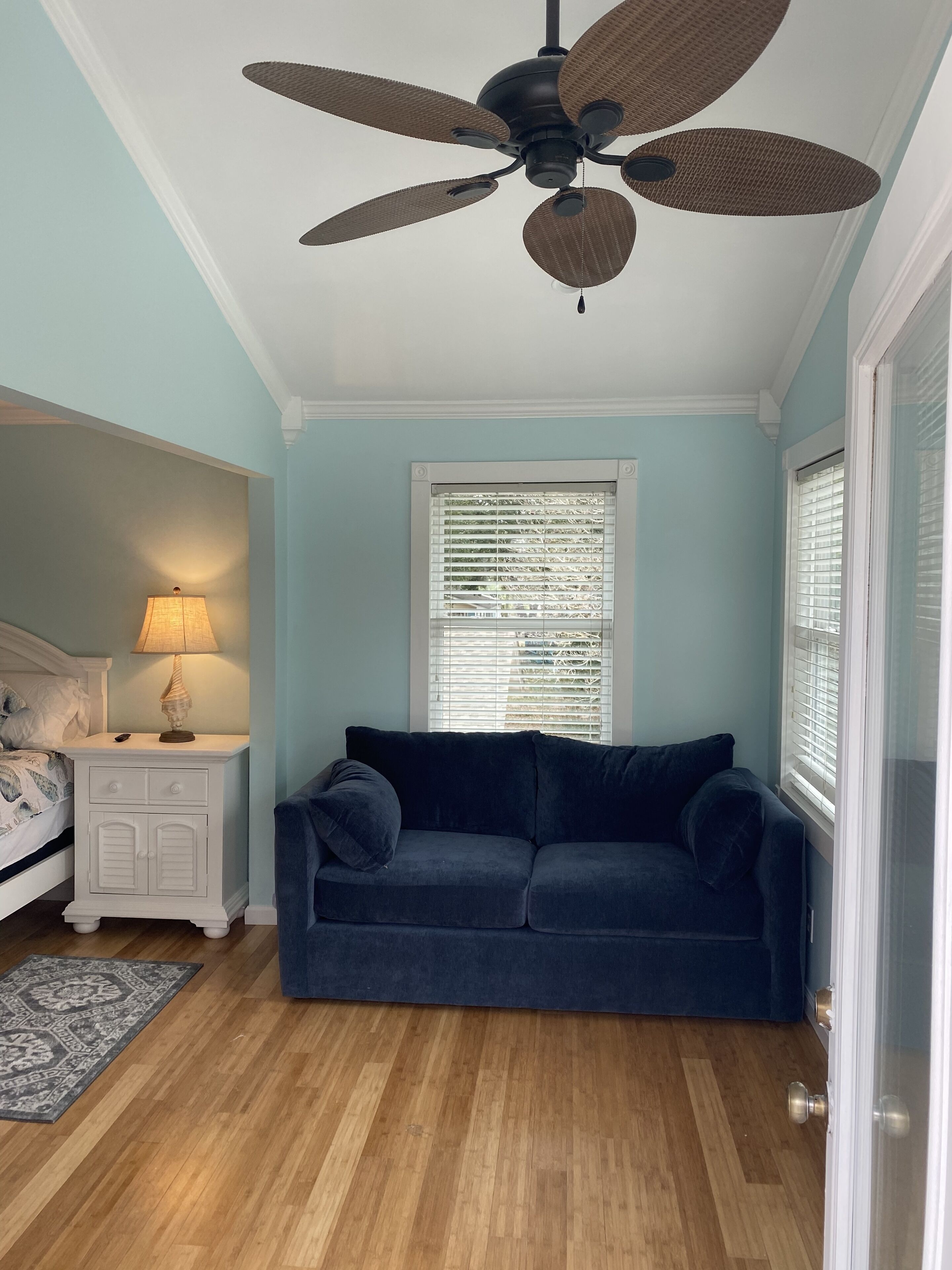 Beautiful Home off Main St. 7 min. Walk to Beach.