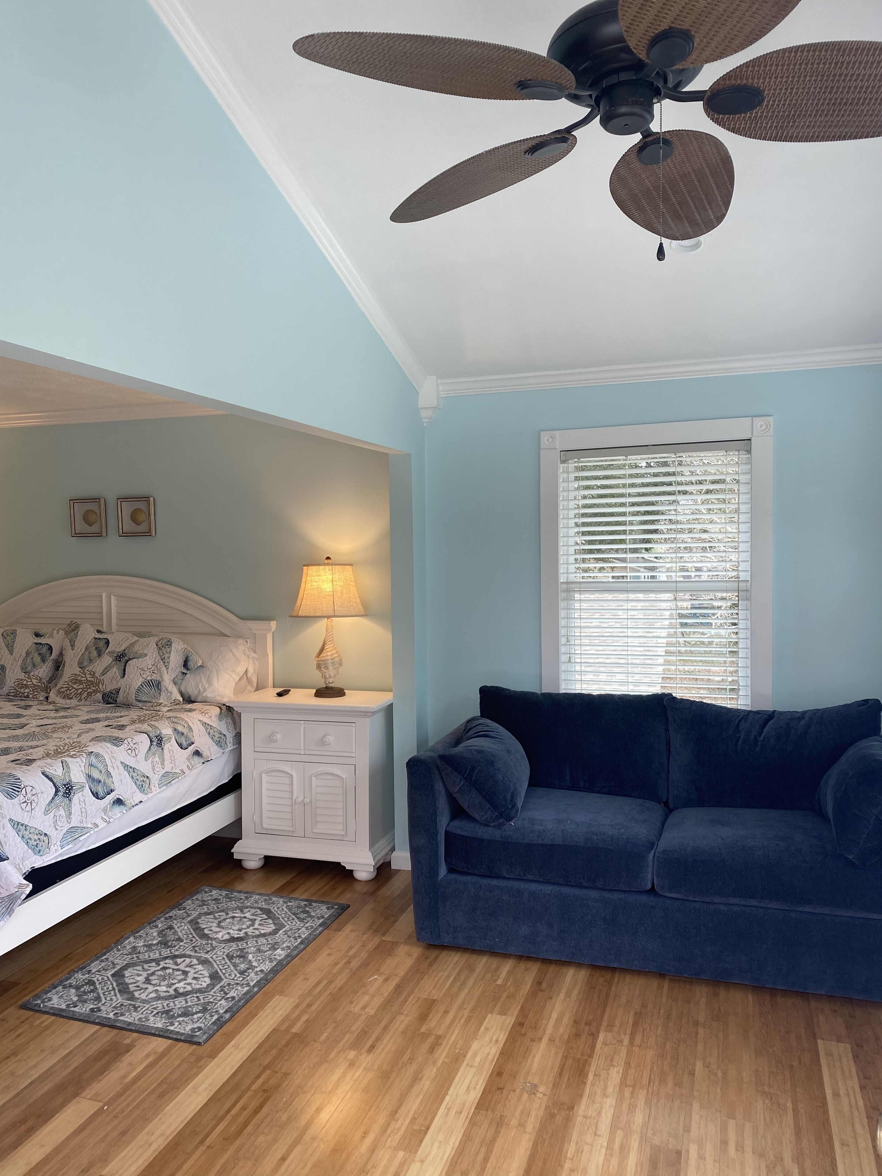 Beautiful Home off Main St. 7 min. Walk to Beach.