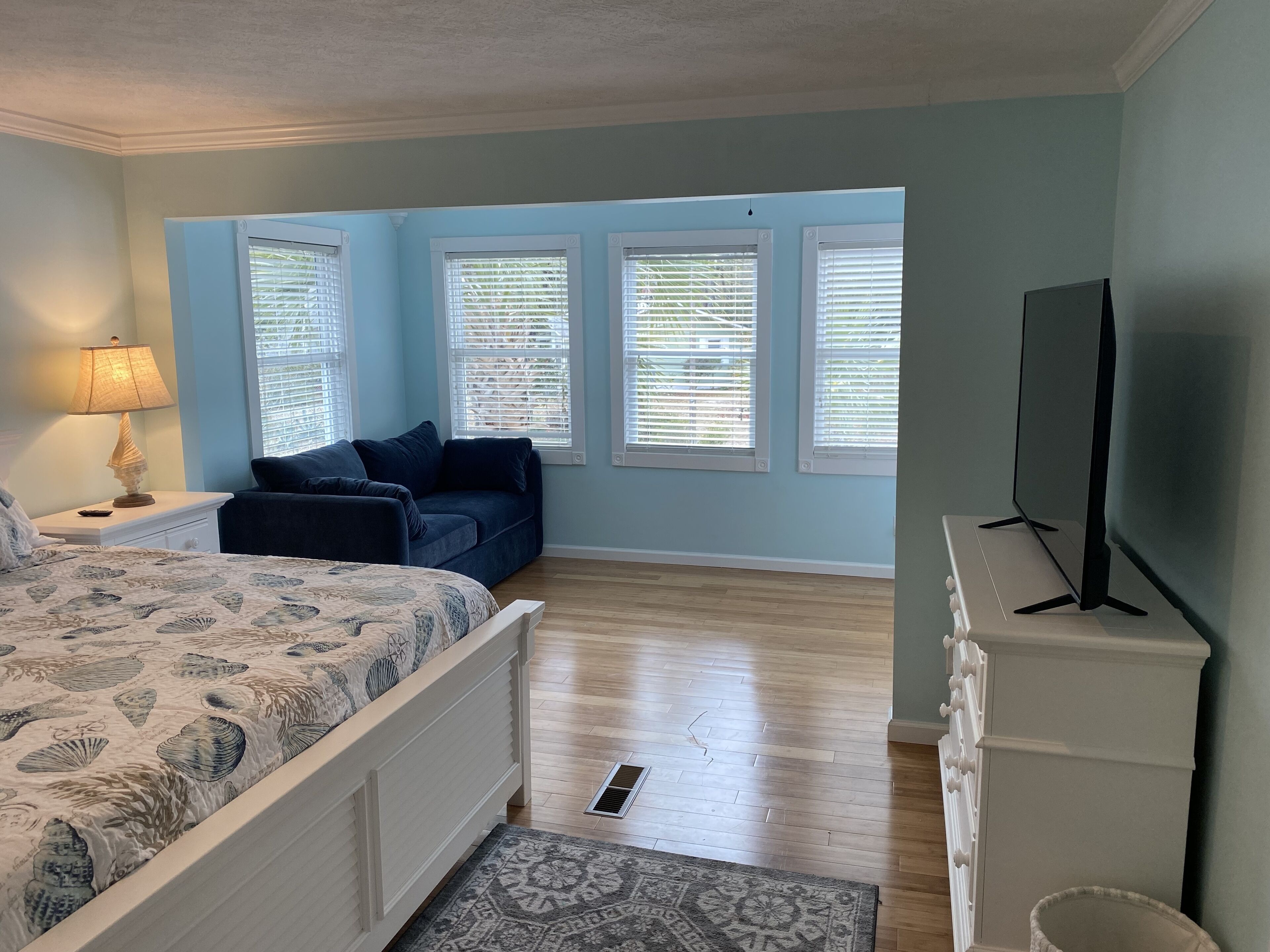 Beautiful Home off Main St. 7 min. Walk to Beach.