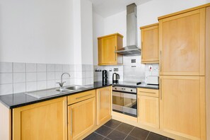 Kühlschrank, Mikrowelle, Ofen, Kochgeschirr/Geschirr/Besteck