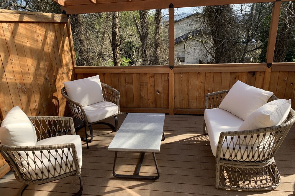 Spacious ranch with lots of parking, pet friendly, partial bay view.