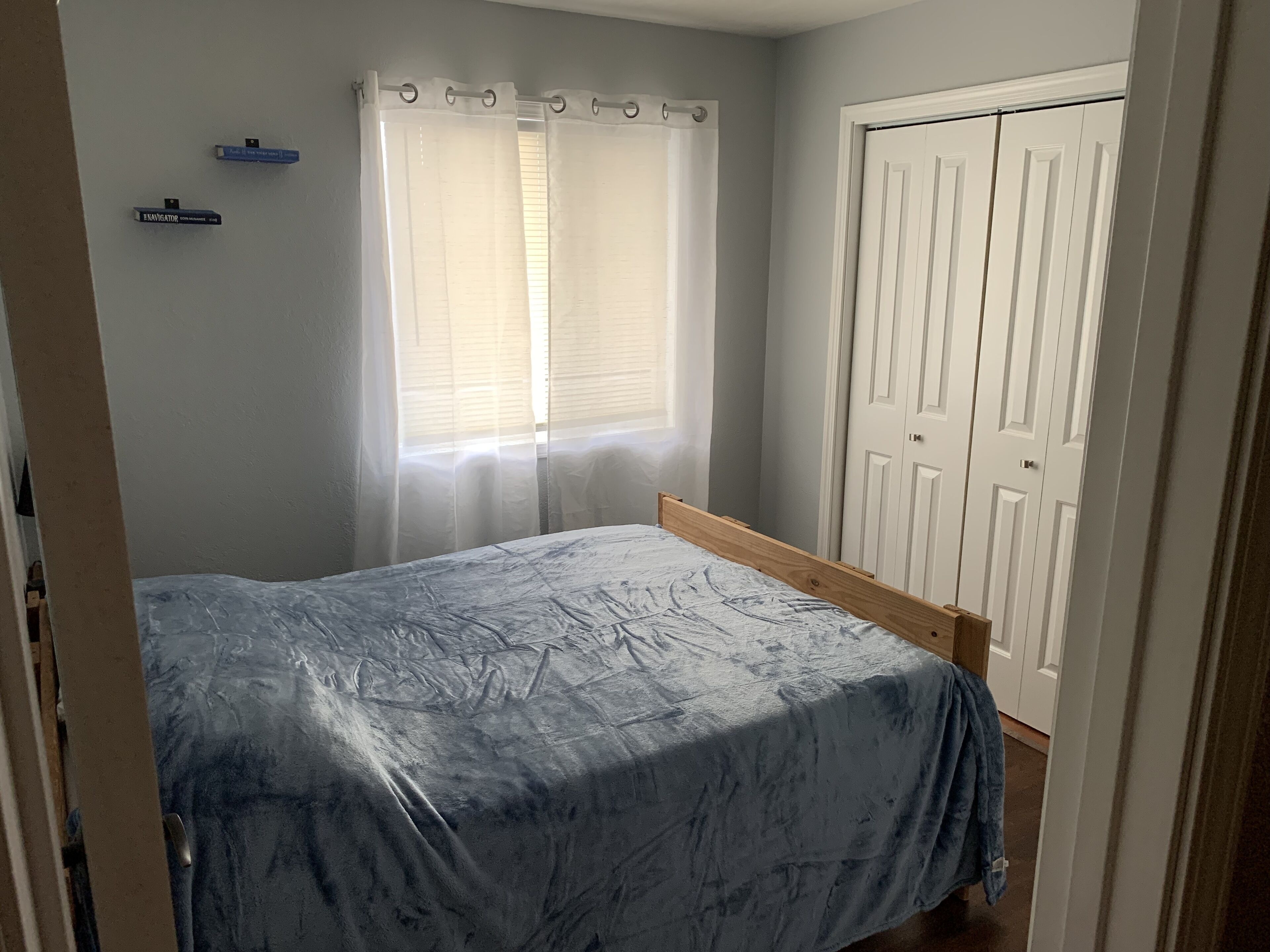 Spacious ranch with lots of parking, pet friendly, partial bay view.