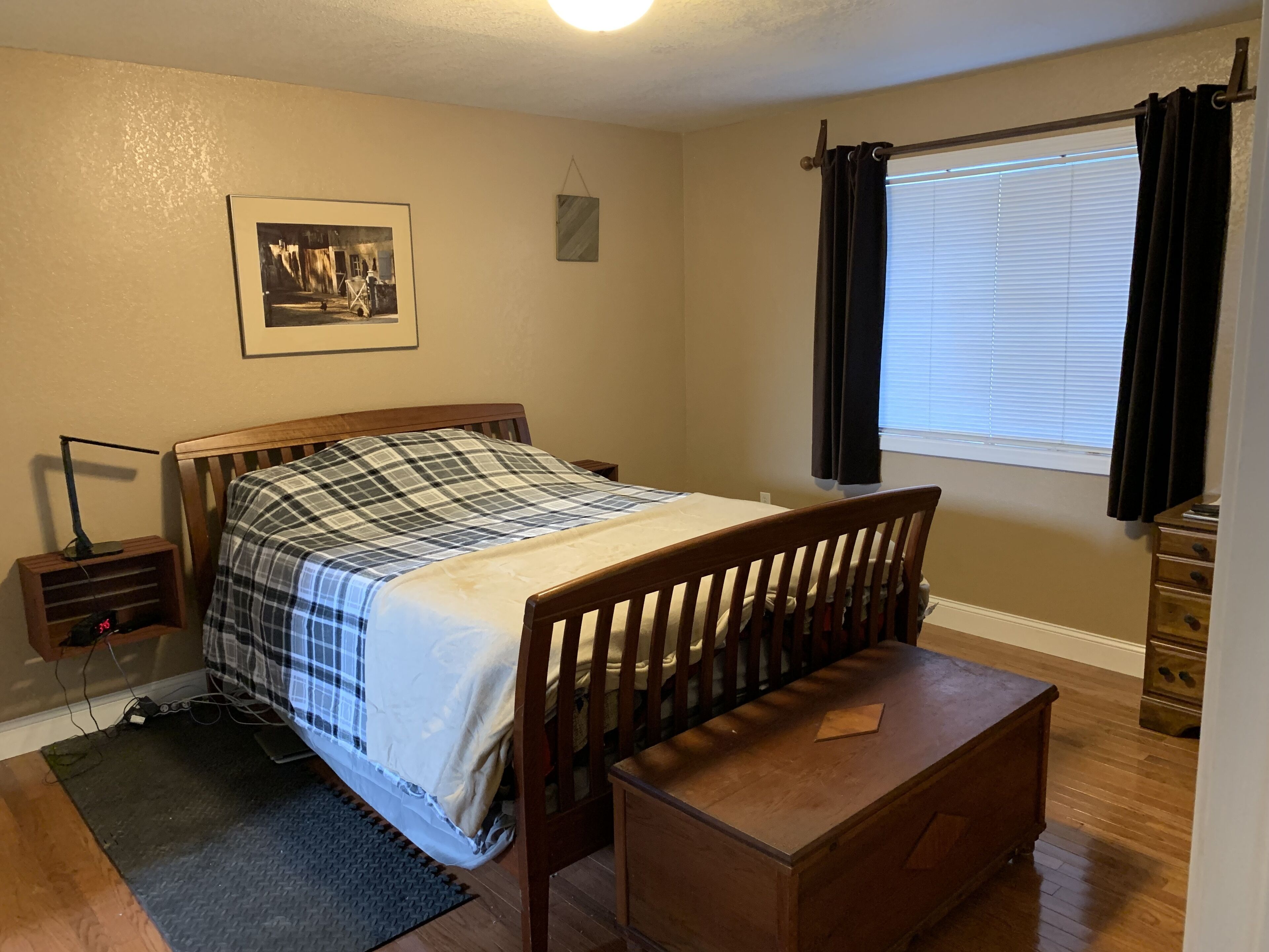 Spacious ranch with lots of parking, pet friendly, partial bay view.