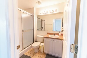 Combined shower/bathtub, hair dryer, towels, shampoo