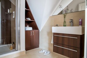Dusche, Haartrockner, Handtücher
