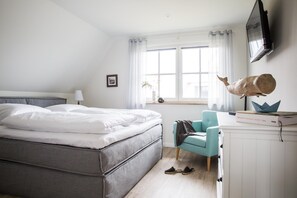 2 bedrooms, in-room safe, desk, iron/ironing board