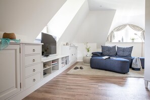 Fernseher, Kamin, DVD-Player, Stereoanlage