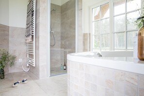 Dusche, Haartrockner, Handtücher