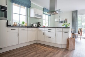 Geladeira, micro-ondas, fogão, cooktop