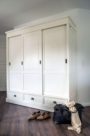 Unclassified image, 5 of 33, button