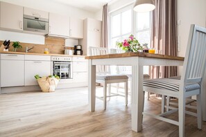 Réfrigérateur, four à micro-ondes, un four, surface de cuisson
