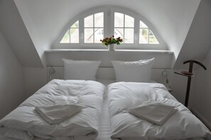 3 bedrooms, in-room safe, desk, iron/ironing board