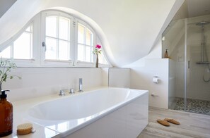 Dusche, Haartrockner, Handtücher