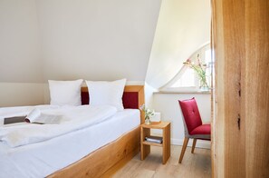 2 bedrooms, in-room safe, desk, iron/ironing board