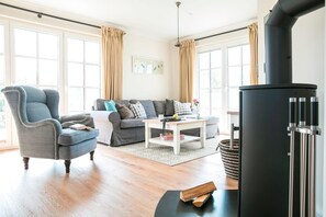 Fernseher, Kamin, Stereoanlage