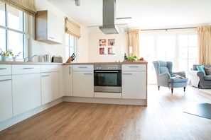 Frigorifero, microonde, forno, piano cottura