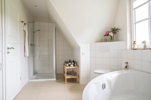 Dusche, Haartrockner, Handtücher