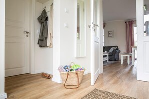 Een televisie, een open haard en een stereo