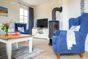 Fernseher, Kamin, Stereoanlage