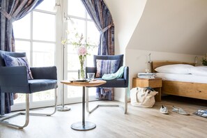 3 chambres, coffres-forts dans les chambres, bureau
