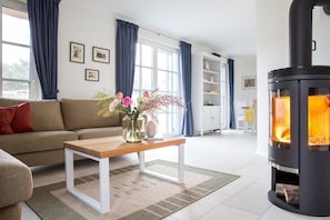 TV, fireplace, stereo
