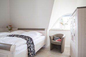 2 bedrooms, in-room safe, desk, iron/ironing board