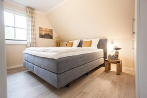 2 Schlafzimmer, Zimmersafe, Schreibtisch, Bügeleisen/Bügelbrett