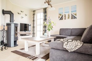 Fernseher, Kamin, Stereoanlage