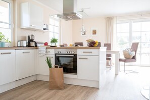 Een koelkast, een microgolfoven, een oven, een kookplaat