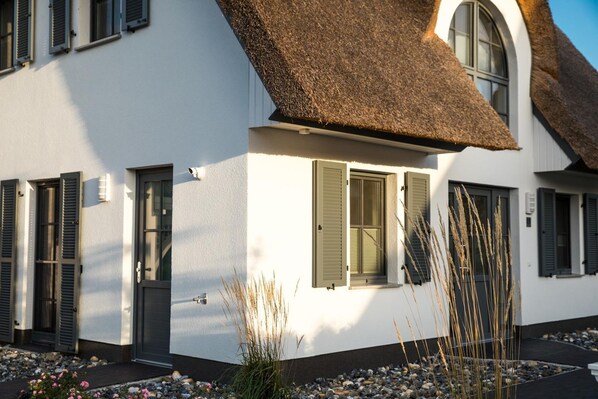 Unclassified image, 1 of 31, button