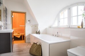 Douche, sèche-cheveux, serviettes fournies