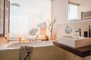 Sèche-cheveux, serviettes fournies