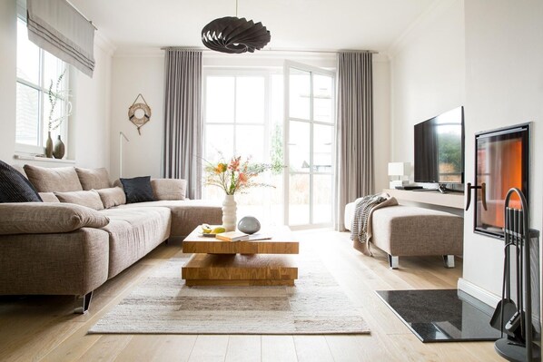 Fernseher, Kamin, DVD-Player, Stereoanlage