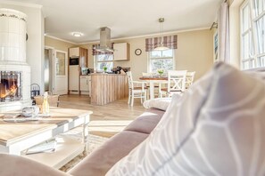 TV, caminetto, lettore DVD, impianto stereo