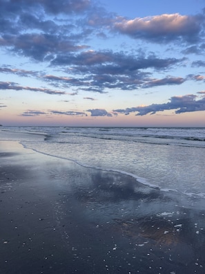 Plage à proximité, chaises longues, serviettes de plage