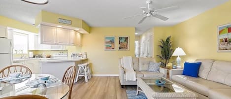 Téléviseur connecté, lecteur de DVD, livres, sélection de films