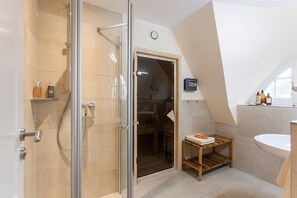 Shower, hair dryer, towels - Vacation home Haubenlerche 52 - Holiday home Haubenlerche 52 - Close to nature (Fuhlendorf)