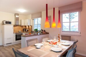 Una cocina moderna con zona de comedor.