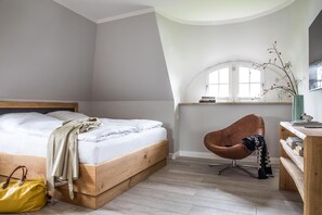 2 bedrooms, in-room safe, desk, iron/ironing board