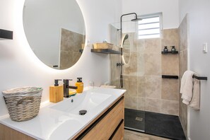Shower, hair dryer, towels