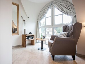 Fernseher, Kamin, DVD-Player, Stereoanlage
