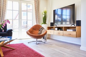 TV, caminetto, lettore DVD, impianto stereo