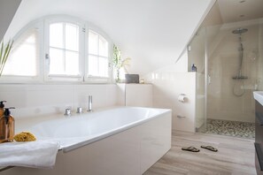 Douche, sèche-cheveux, serviettes fournies